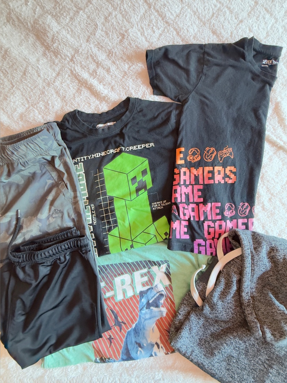 🛍️Boys L-XXL clothing bundle! 3 tshirts, 2 shorts, 1 hoodie